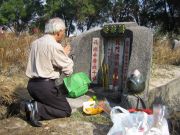 VS Trần Thiết Côn làm lễ tại mộ Sư tổ mẫu (mộ cũ)